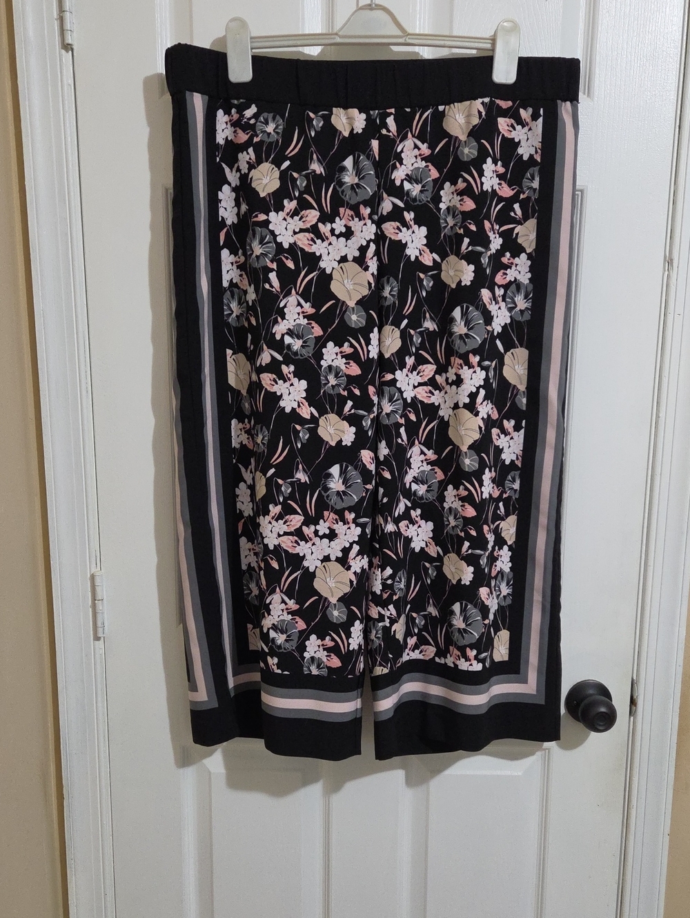 Isaac Mizrahi Black Floral Cropped Wide-Leg Pants with Pink & Cream Accents